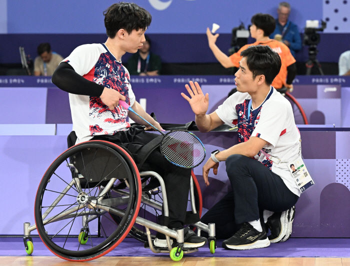  There's also a medal for Korean badminton singles. Yoo Soo-young and Kim Jung-joon (WH2) made it to the semifinals together by winning the group stage