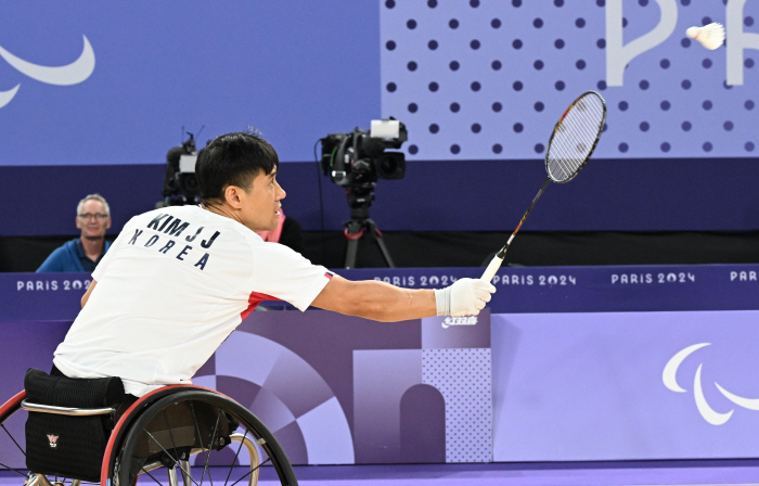  There's also a medal for Korean badminton singles. Yoo Soo-young and Kim Jung-joon (WH2) made it to the semifinals together by winning the group stage