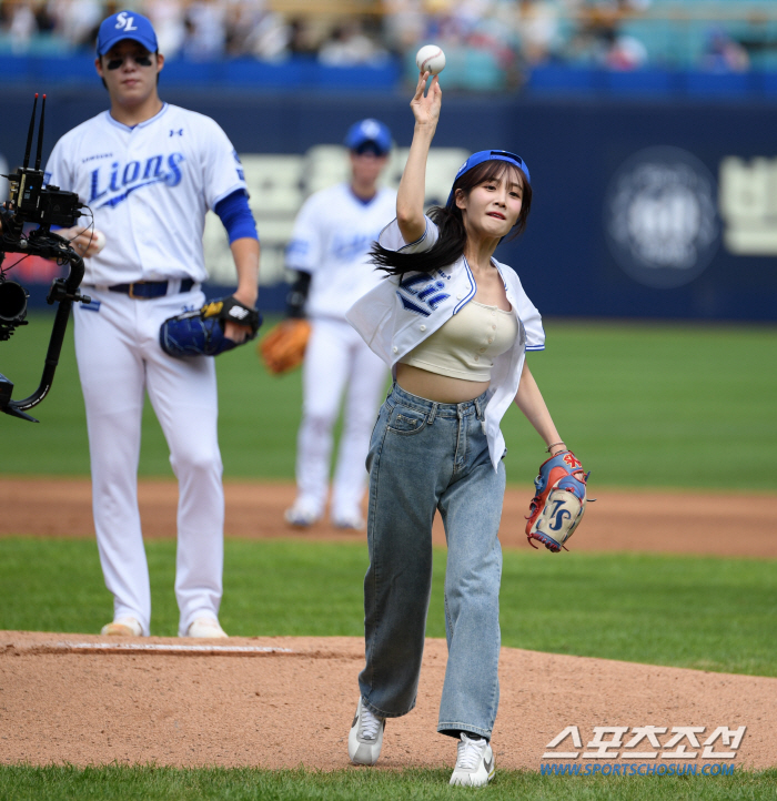  Ji-Ae 'Powerful first pitch '