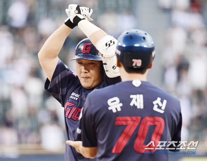 Punishment over! Two scoreless innings → Winning pitcher'Jung Hoon final hit'Lotte wins four consecutive games in the 12th inning of extra time by catching Doosan 