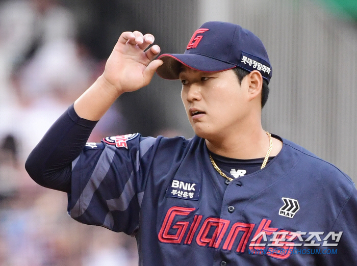 Punishment over! Two scoreless innings → Winning pitcher'Jung Hoon final hit'Lotte wins four consecutive games in the 12th inning of extra time by catching Doosan 