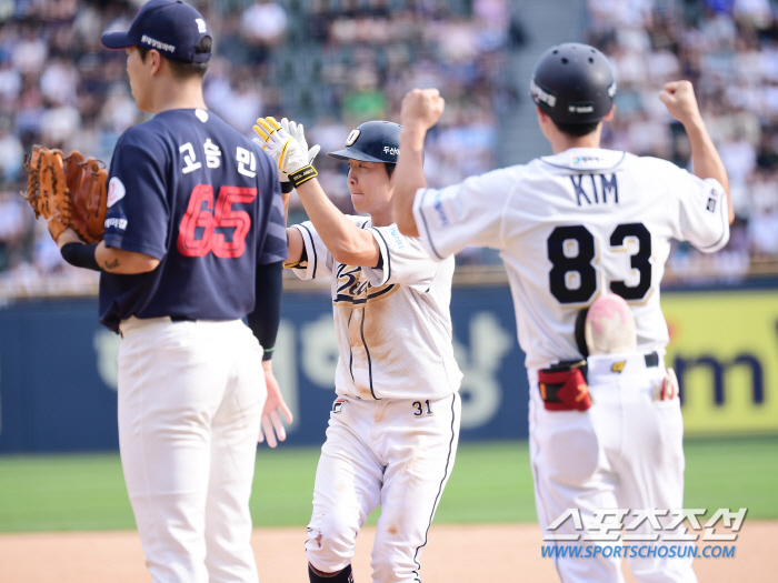 Punishment over! Two scoreless innings → Winning pitcher'Jung Hoon final hit'Lotte wins four consecutive games in the 12th inning of extra time by catching Doosan 