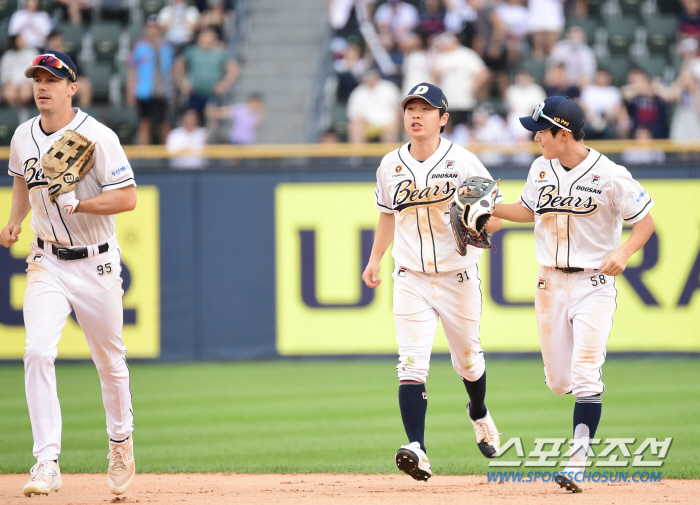 Punishment over! Two scoreless innings → Winning pitcher'Jung Hoon final hit'Lotte wins four consecutive games in the 12th inning of extra time by catching Doosan 