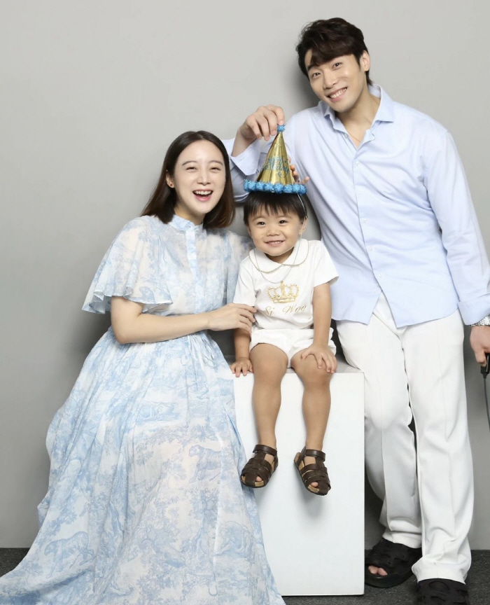 'Second Pregnancy'Won-Girl Woo Hye-rim's family photo like a pictorial'It's already his 32nd birthday'