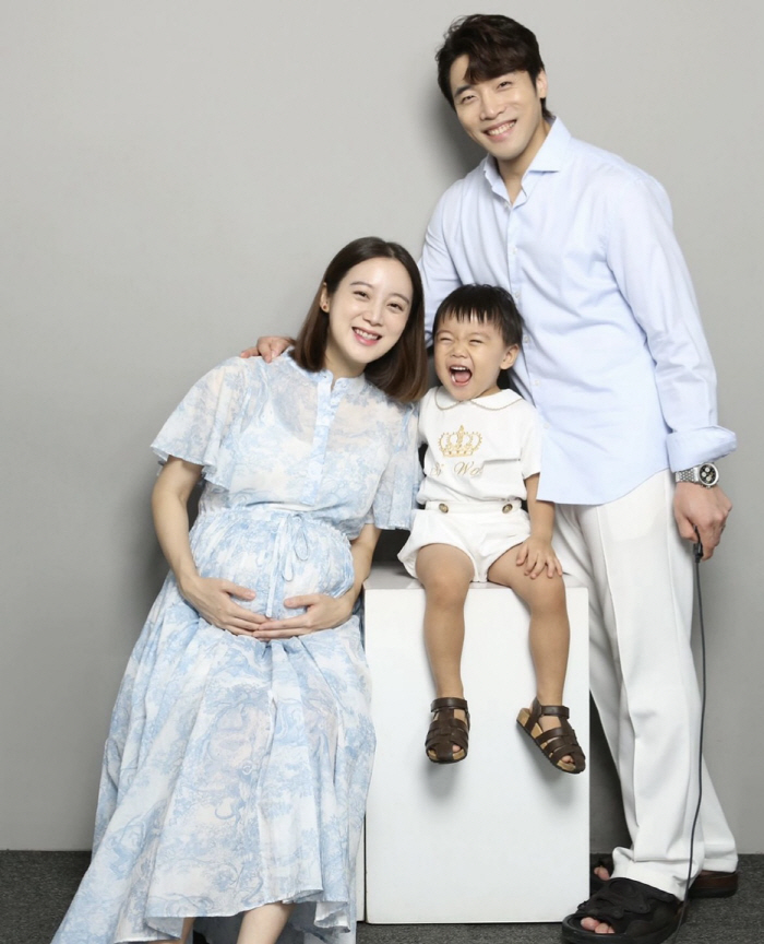 'Second Pregnancy'Won-Girl Woo Hye-rim's family photo like a pictorial'It's already his 32nd birthday'