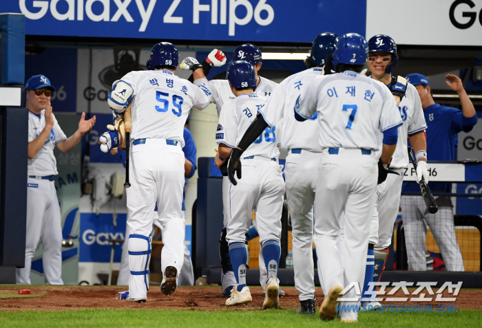 'Tiger tail that even lions can't catch' Samsung, who was laughing at the Diaz come-from-behind two-run shot following Park Byung-ho's come-from-behind bases-loaded shot...'It's turning upside down.'