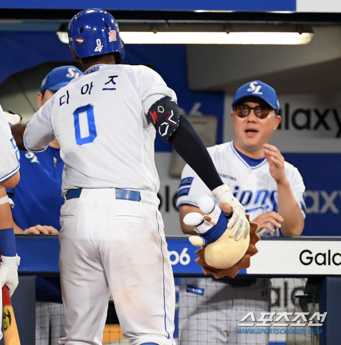 'Tiger tail that even lions can't catch' Samsung, who was laughing at the Diaz come-from-behind two-run shot following Park Byung-ho's come-from-behind bases-loaded shot...'It's turning upside down.'