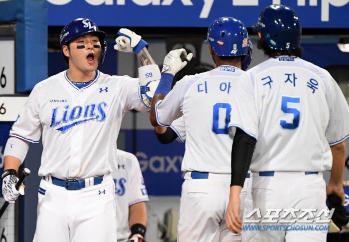 'Tiger tail that even lions can't catch' Samsung, who was laughing at the Diaz come-from-behind two-run shot following Park Byung-ho's come-from-behind bases-loaded shot...'It's turning upside down.'