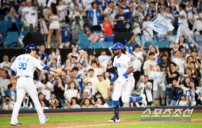 'Tiger tail that even lions can't catch' Samsung, who was laughing at the Diaz come-from-behind two-run shot following Park Byung-ho's come-from-behind bases-loaded shot...'It's turning upside down.'