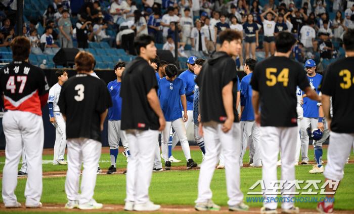 'Tiger tail that even lions can't catch' Samsung, who was laughing at the Diaz come-from-behind two-run shot following Park Byung-ho's come-from-behind bases-loaded shot...'It's turning upside down.'