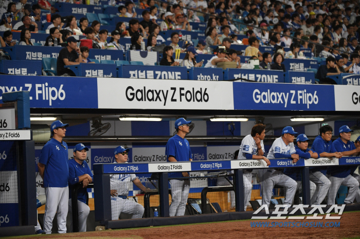 'Tiger tail that even lions can't catch' Samsung, who was laughing at the Diaz come-from-behind two-run shot following Park Byung-ho's come-from-behind bases-loaded shot...'It's turning upside down.'