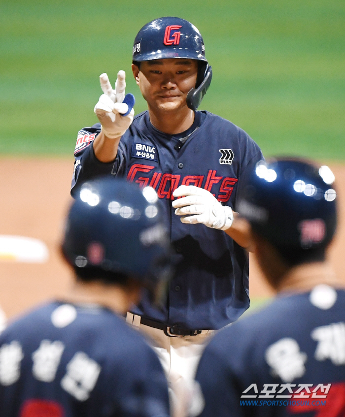 '149km Direct hit on the back of the hand → No problem' Lotte, who swept his chest, thank God! '4 consecutive wins  Son Ho-young's simple attack'DIAGNOSIS' 