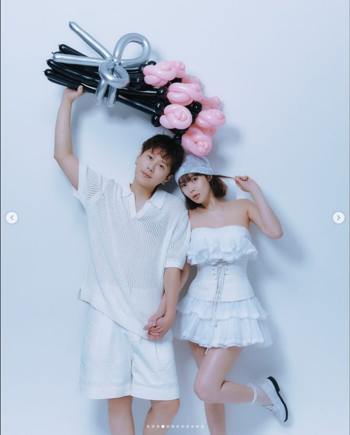 Hyuna ♥ Yong Junhyung, is this a wedding pictorial? An unconventional concept that goes back and forth between pure and sexy. 