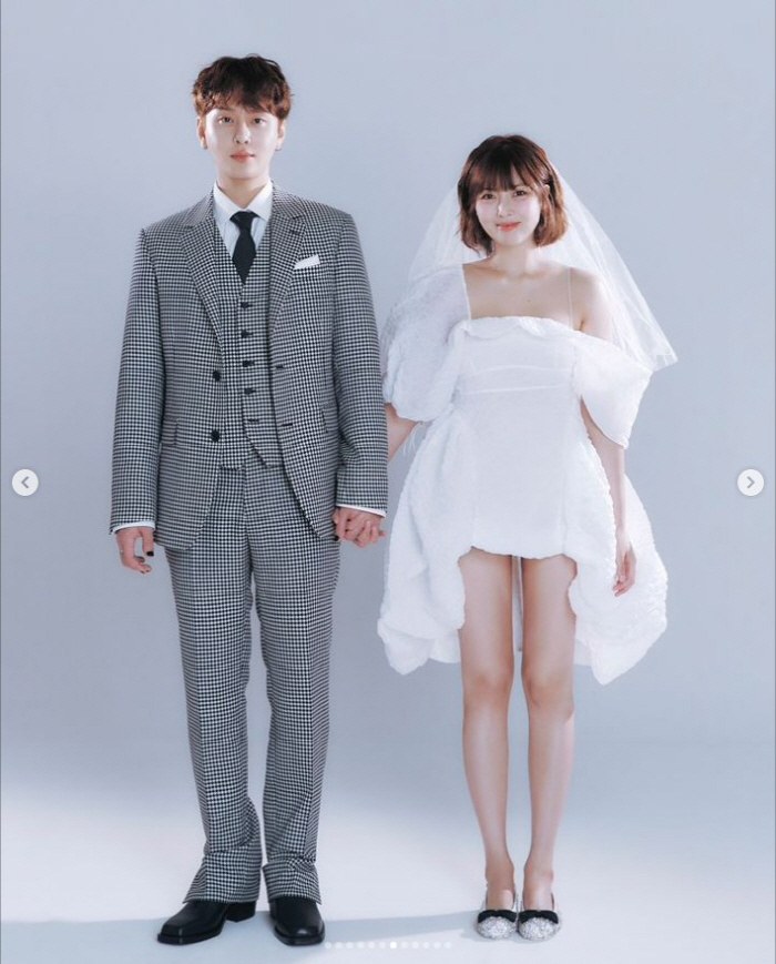 Hyuna ♥ Yong Junhyung, is this a wedding pictorial? An unconventional concept that goes back and forth between pure and sexy. 