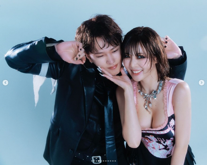 Hyuna ♥ Yong Junhyung, is this a wedding pictorial? An unconventional concept that goes back and forth between pure and sexy. 