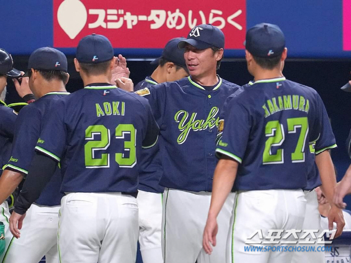 'I don't know why you're so bad at this' 'Monster'Murakami struck out swinging with the bases loaded with no outs in the ninth inning, 22 games for two years, 1 win, 9 losses this season, nightmare Mazda Stadium 