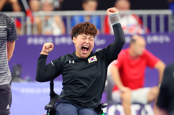 Jung So-young, who missed the opportunity to turn the tables due to timeouts, won silver medal in individual Paralympics competition after 12 years