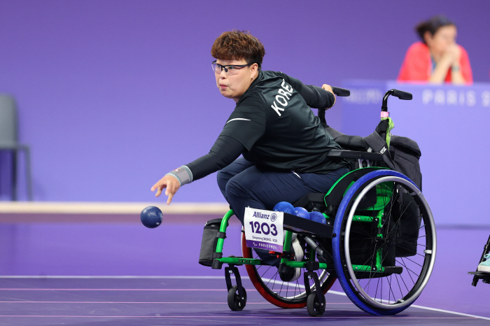 Jung So-young, who missed the opportunity to turn the tables due to timeouts, won silver medal in individual Paralympics competition after 12 years