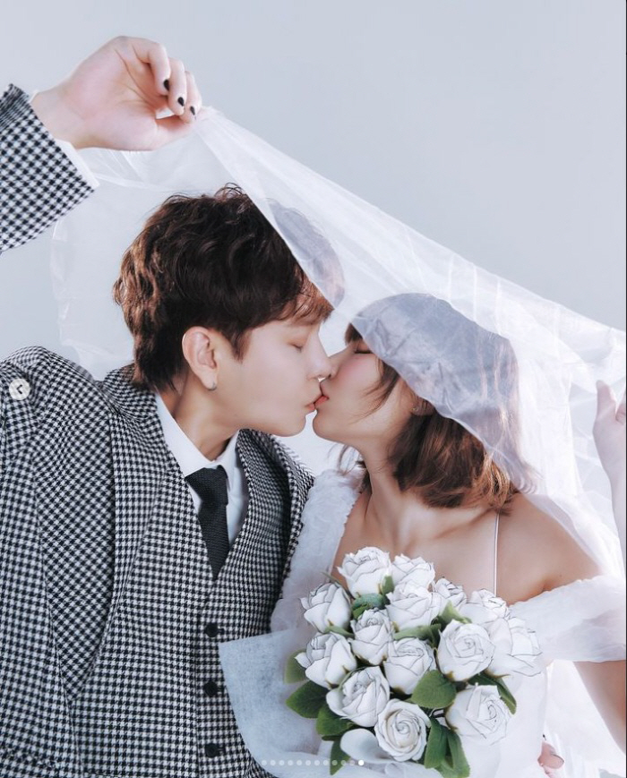 ''Lip side' Hyuna ♥ Yong Jun-hyung 'Moon kiss' Wedding pictorial released directly 