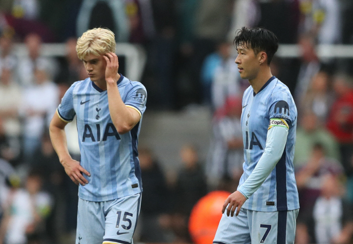 The mechanical rating is the highest, but only Son Heung-min is given a harsh 英 rating. The lowest score is  'Can't do anything in the center' is criticized