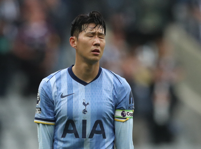 The mechanical rating is the highest, but only Son Heung-min is given a harsh 英 rating. The lowest score is  'Can't do anything in the center' is criticized