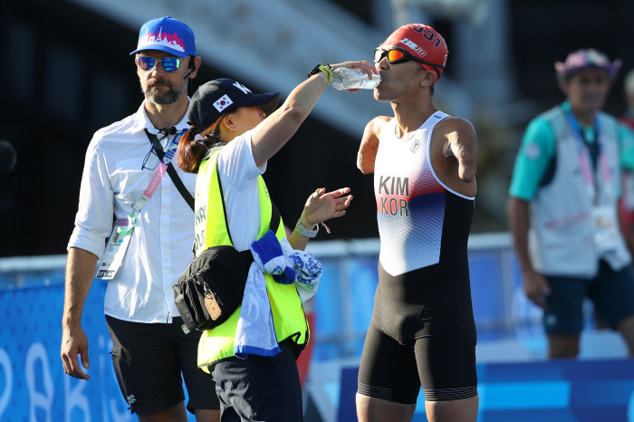  '200 Out of 100!' Paralympic Triathlon, Kim Hwang-tae's completion is the perfect finale of the Iron Man