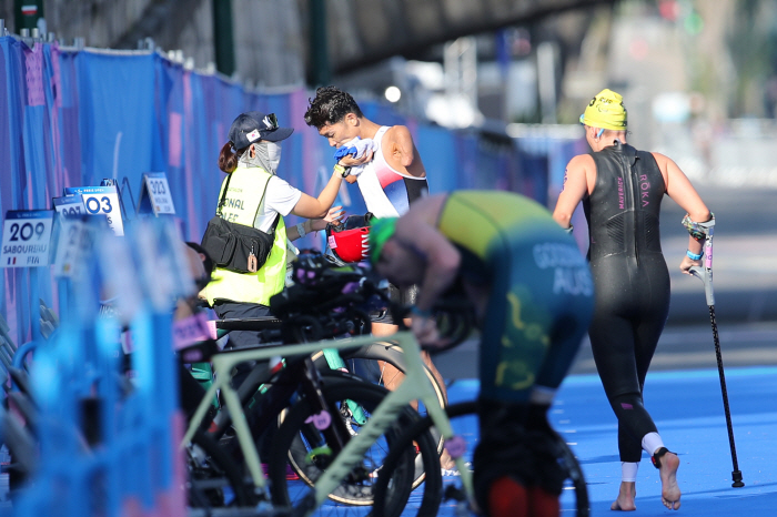  '200 Out of 100!' Paralympic Triathlon, Kim Hwang-tae's completion is the perfect finale of the Iron Man