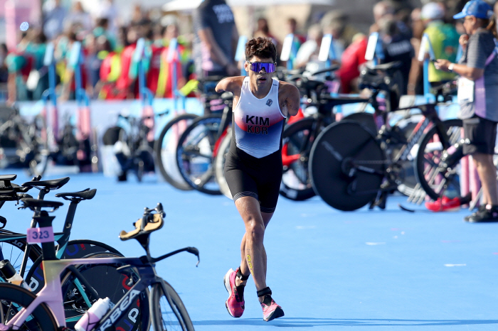  '200 Out of 100!' Paralympic Triathlon, Kim Hwang-tae's completion is the perfect finale of the Iron Man