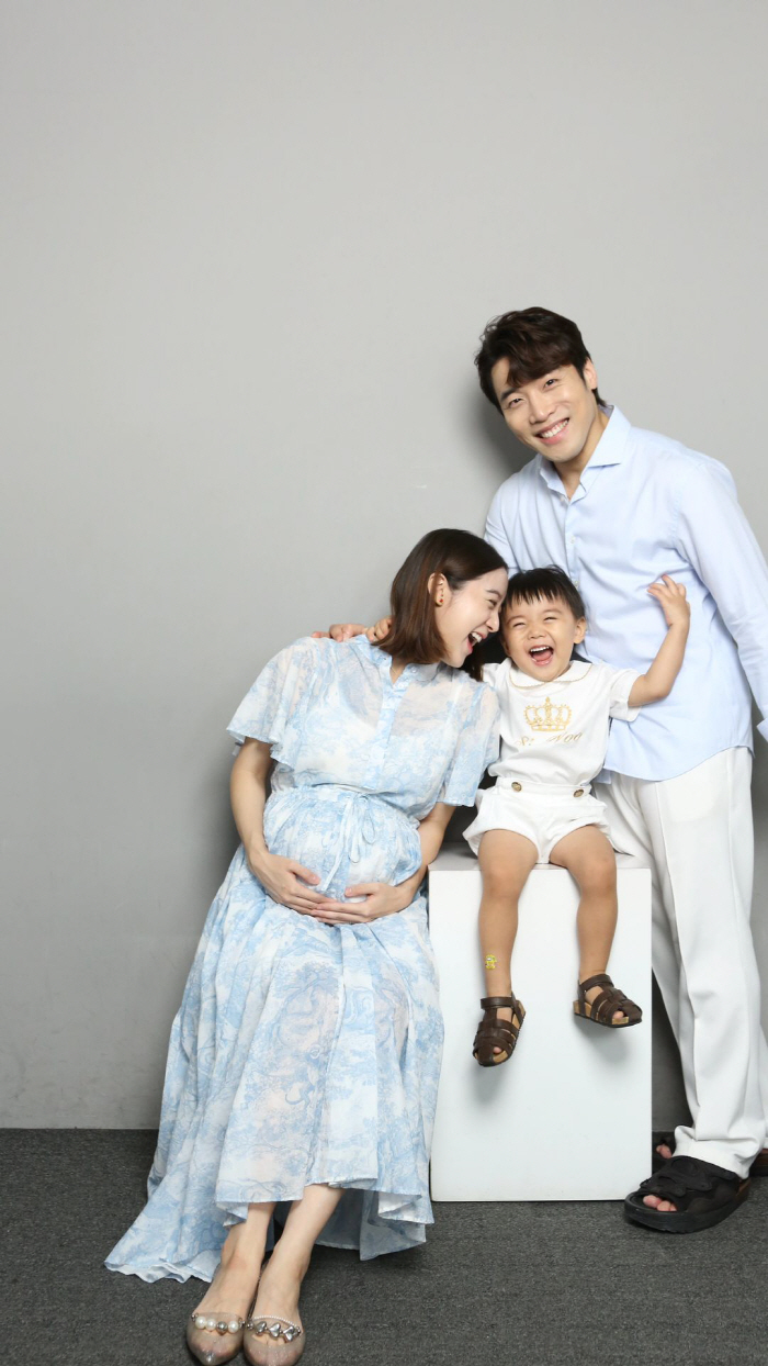 'Second Pregnancy'One Girl Hyerim, happy family photo..The full-term D-line is beautiful