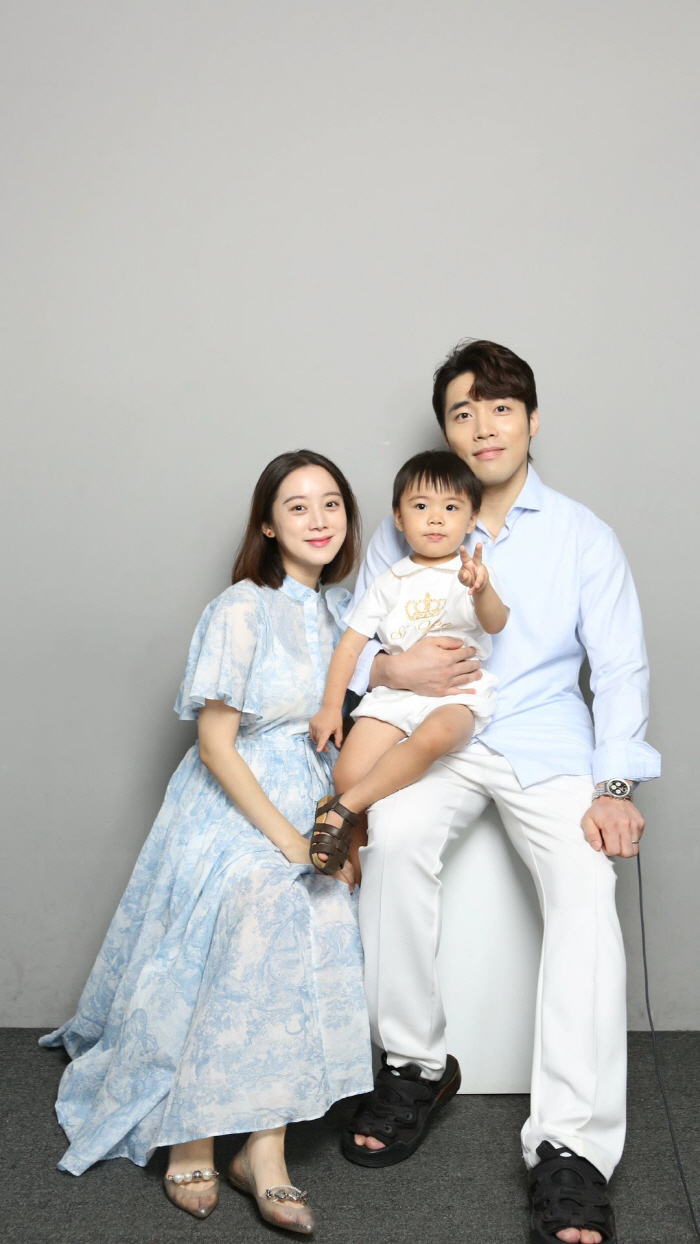 'Second Pregnancy'One Girl Hyerim, happy family photo..The full-term D-line is beautiful