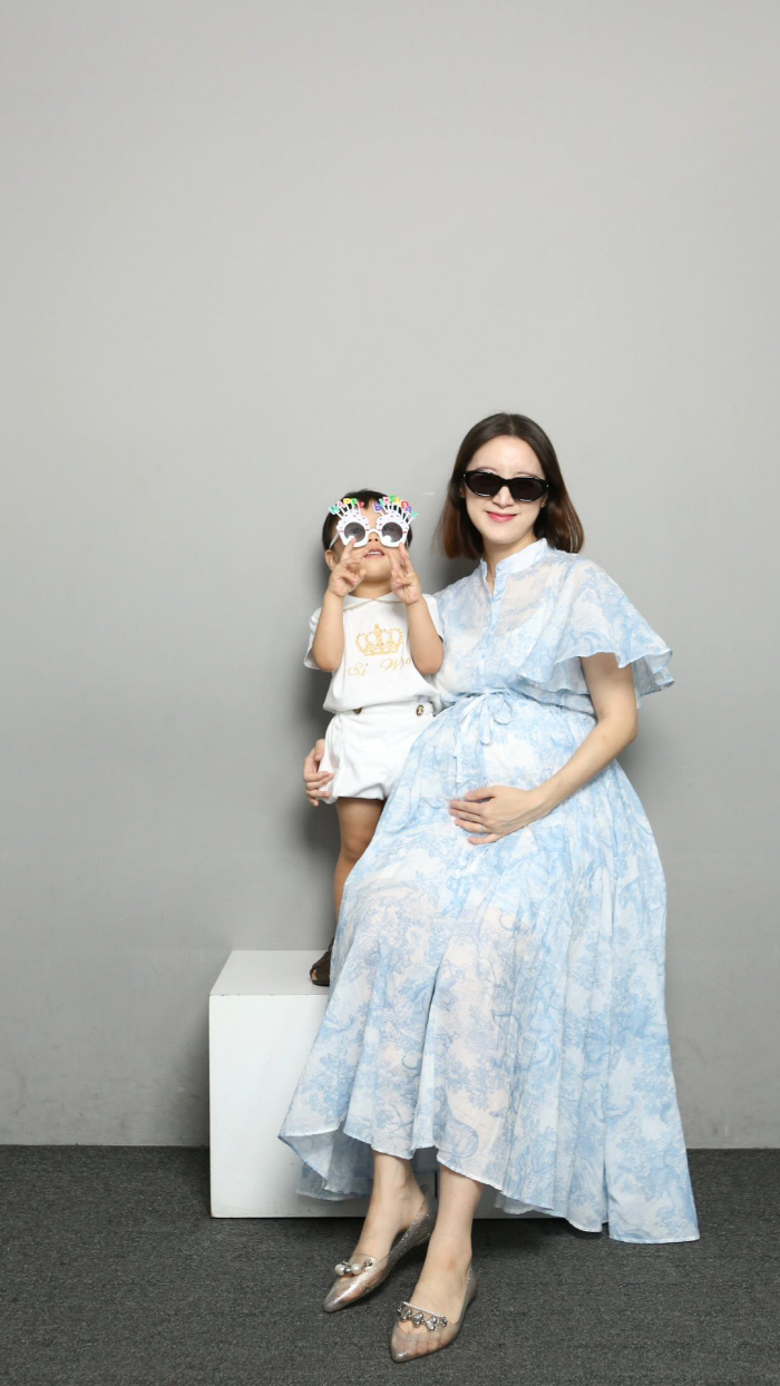 'Second Pregnancy'One Girl Hyerim, happy family photo..The full-term D-line is beautiful