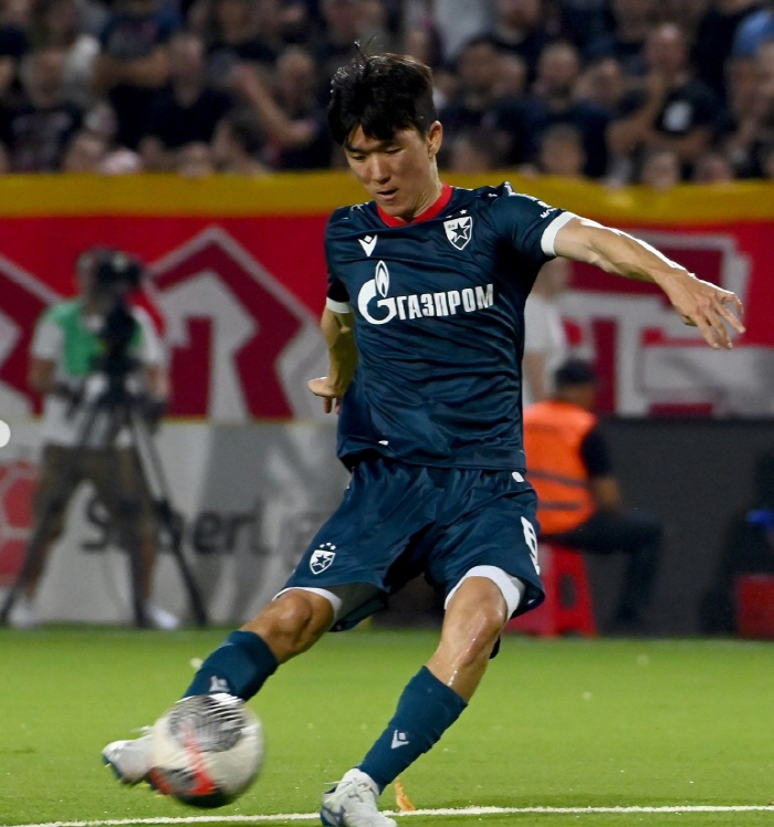 'You've waited a long time' Hwang In-beom, today (2nd), Feyenoord's official appearance is finally coming up. Best friend Kim Min-jae and Champions are about to clash