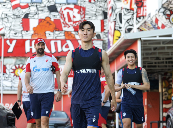 'You've waited a long time' Hwang In-beom, today (2nd), Feyenoord's official appearance is finally coming up. Best friend Kim Min-jae and Champions are about to clash