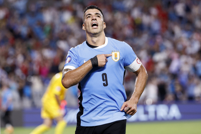 'God's hand  Hack tooth'Hate goaltender Suarez scored 69 goals in 142 A matches for Uruguay's national team