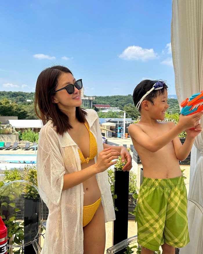 'Building 2 Billion Gains'Lee Si-young,'Lee Si-young,'Luxury Swimming Suit'