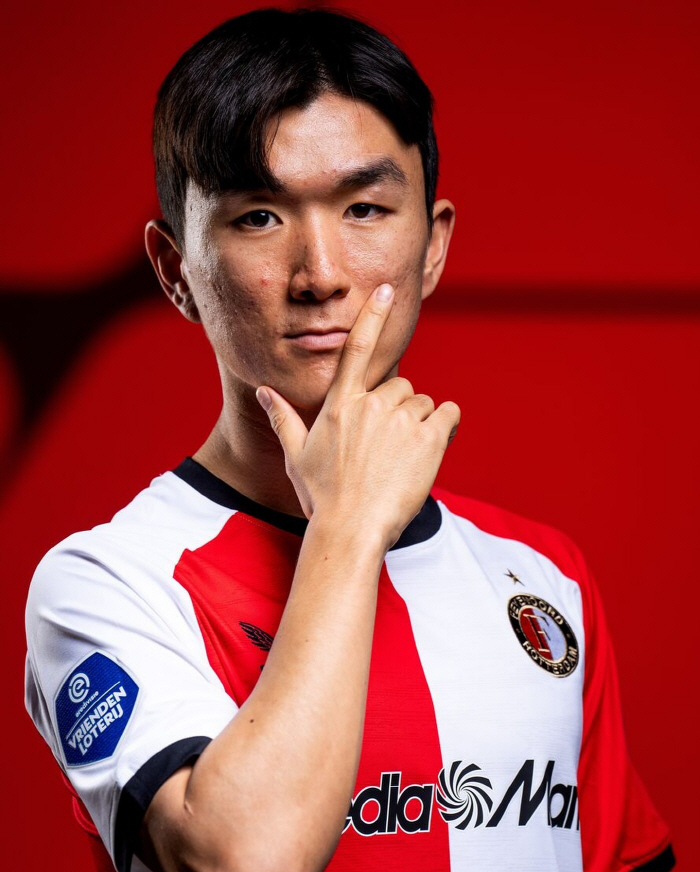 'The club's highest transfer fee ever' Hwang In-beom completed the transfer of Feyenoord!...Contract until 2028  number 4 →'Biggest club of my career' 