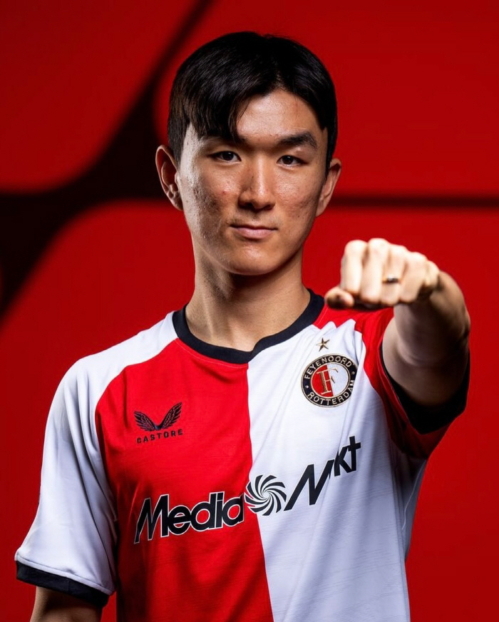 'The club's highest transfer fee ever' Hwang In-beom completed the transfer of Feyenoord!...Contract until 2028  number 4 →'Biggest club of my career' 