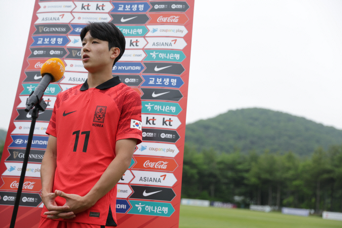 'Let's be close' ''Captain' meets Son Heung-min 'Youngest' Yang Min-hyuk's smile''I'll appeal his finishing ability regardless of age'