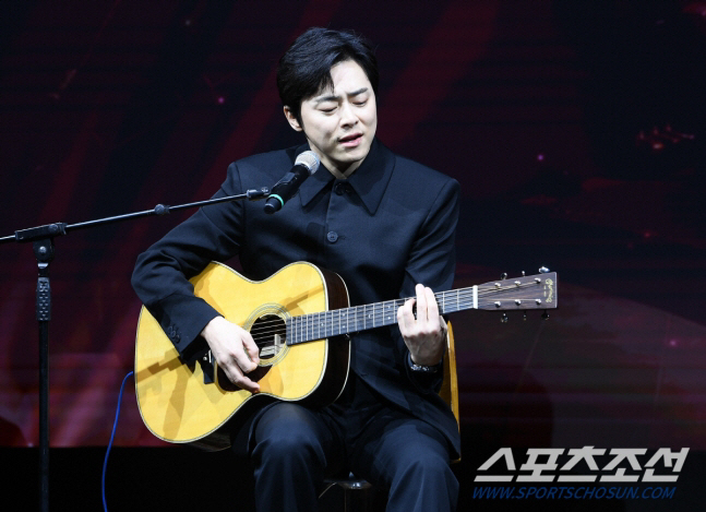 New singer Cho Jung-seok's debut album 'Champagne' exploded..Top of music charts at home and abroad