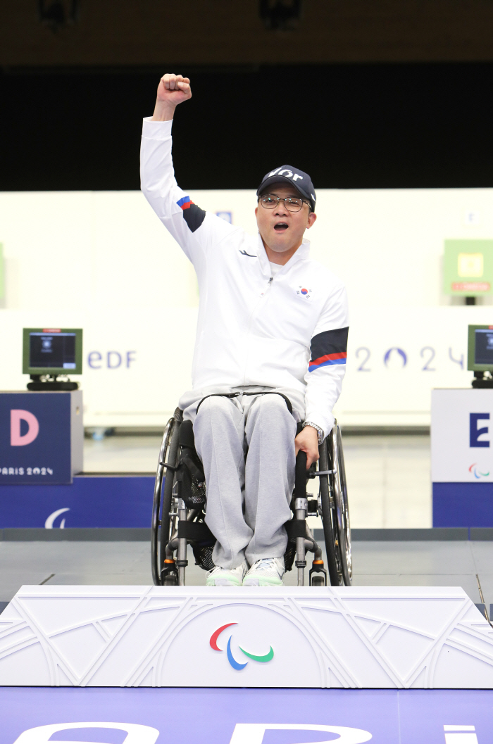 Park Jin-ho won his first two gold medals in the Korean team. 50m rif ...