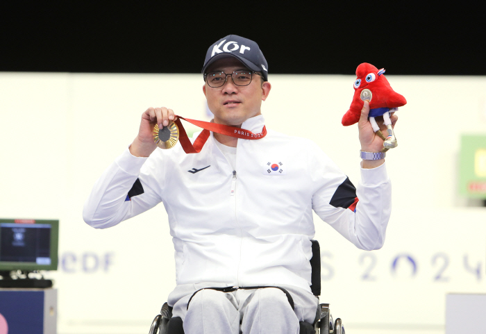  Park Jin-ho won his first two gold medals in the Korean team. 50m rifle, 3 positions, gold