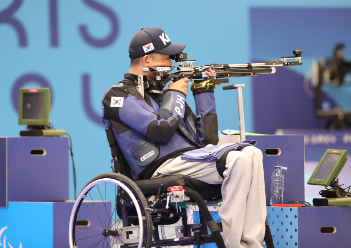  Park Jin-ho won his first two gold medals in the Korean team. 50m rifle, 3 positions, gold