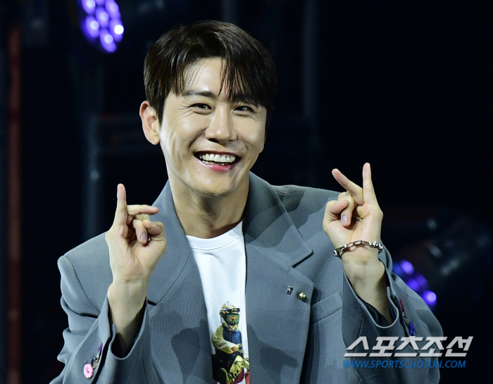  Youngtak 'Comeback with a smile that makes you feel better'