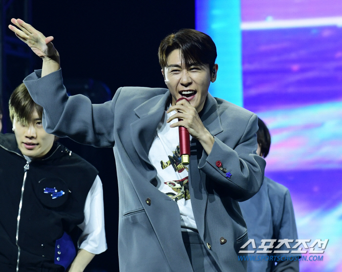  Youngtak 'Energetic comeback stage'