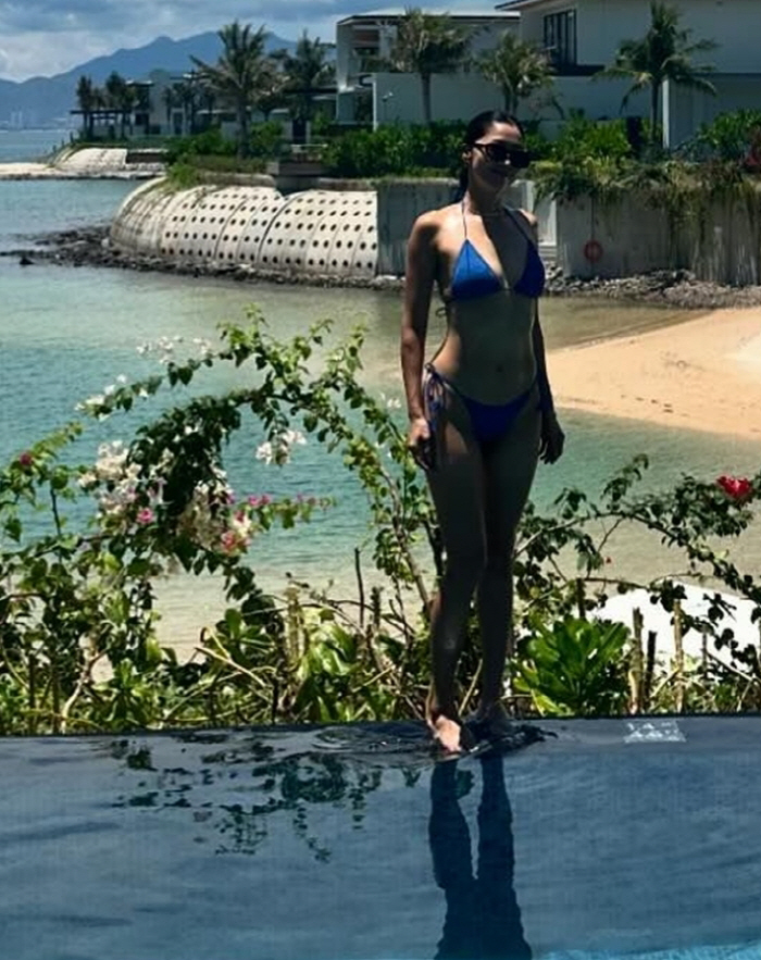 ''Sorry son'43 years old' Oh Yoon-ah bragging about her golden pelvis with a blue bikini