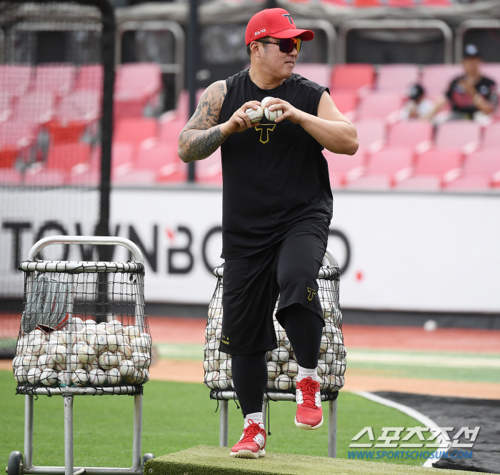 Choi Hyung-woo, who trained Park Chan-ho's bunt, and no coach does this movement with the utmost sincerity...Veteran can be cute, too. 