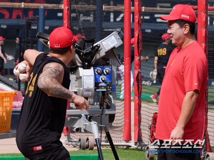 Choi Hyung-woo, who trained Park Chan-ho's bunt, and no coach does this movement with the utmost sincerity...Veteran can be cute, too. 