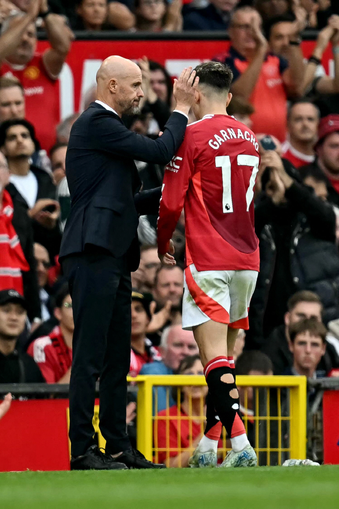 'Don't waste time → Just care about the first touch!' Manchester United is in trouble, Garnacho, born in 2004, is in trouble again