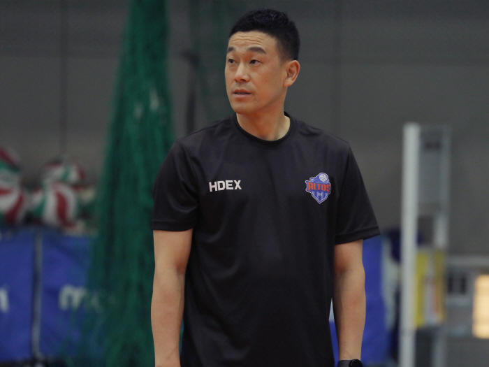 'Hometown of My Volleyball' Commercial Bank Senior Coach Yeo Oh-hyun Donates to Hwaseong City, Hometown