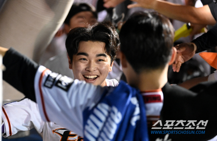 Reversal artillery Moon Hyun-bin, hot hugs, and folder greetings in a good match... 7 wins, Dongjoo Moon, 'Hit - The day I helped all the defense'